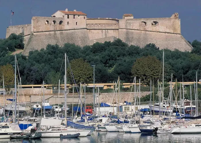 Ibis Styles Antibes Les Pins 3* 胡安莱潘